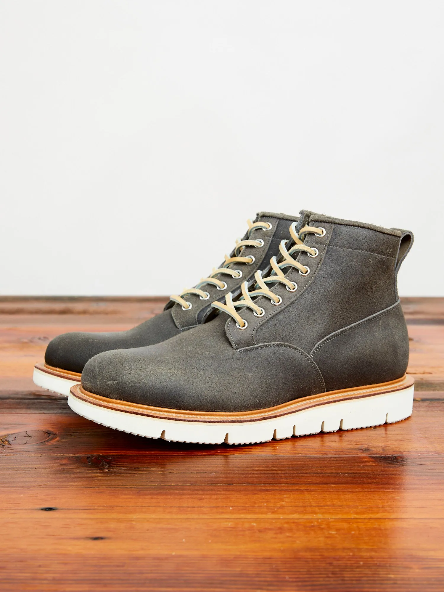 Glacier Boot 2030 in Waxed Anthracite